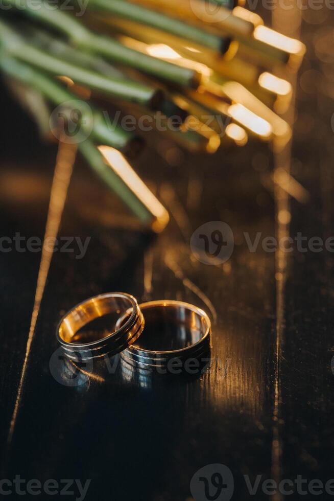 diseñador Boda anillos acostado en el superficie. dos Boda anillos foto