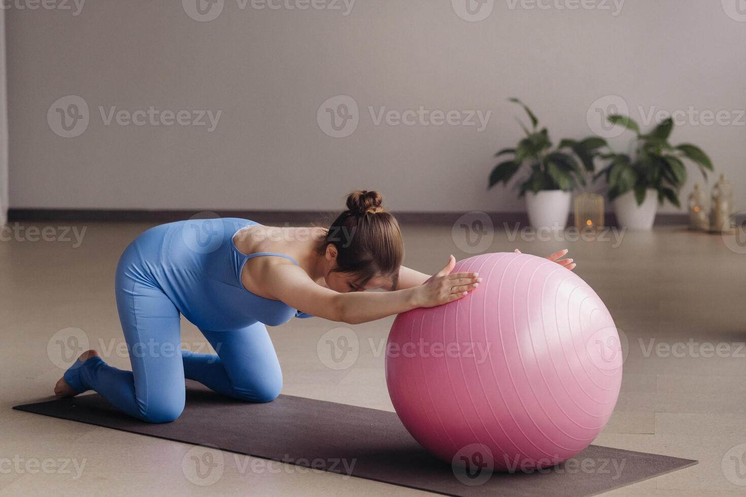 embarazada mujer durante aptitud clases con un fitball foto