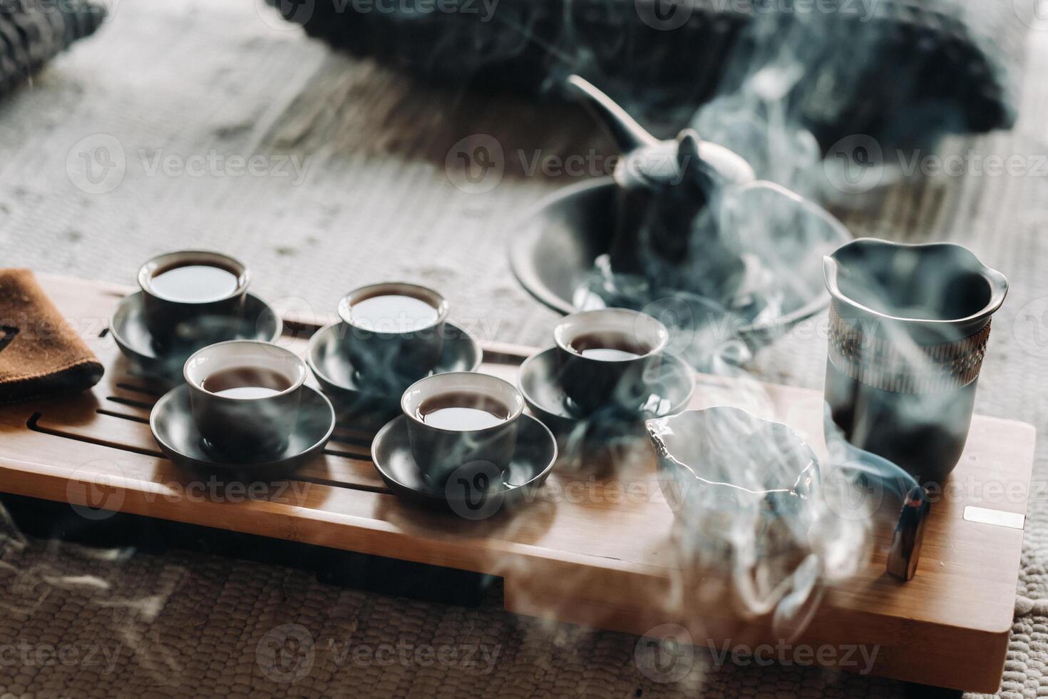 té ceremonia con de fumar incienso. incienso palo y té ceremonia foto