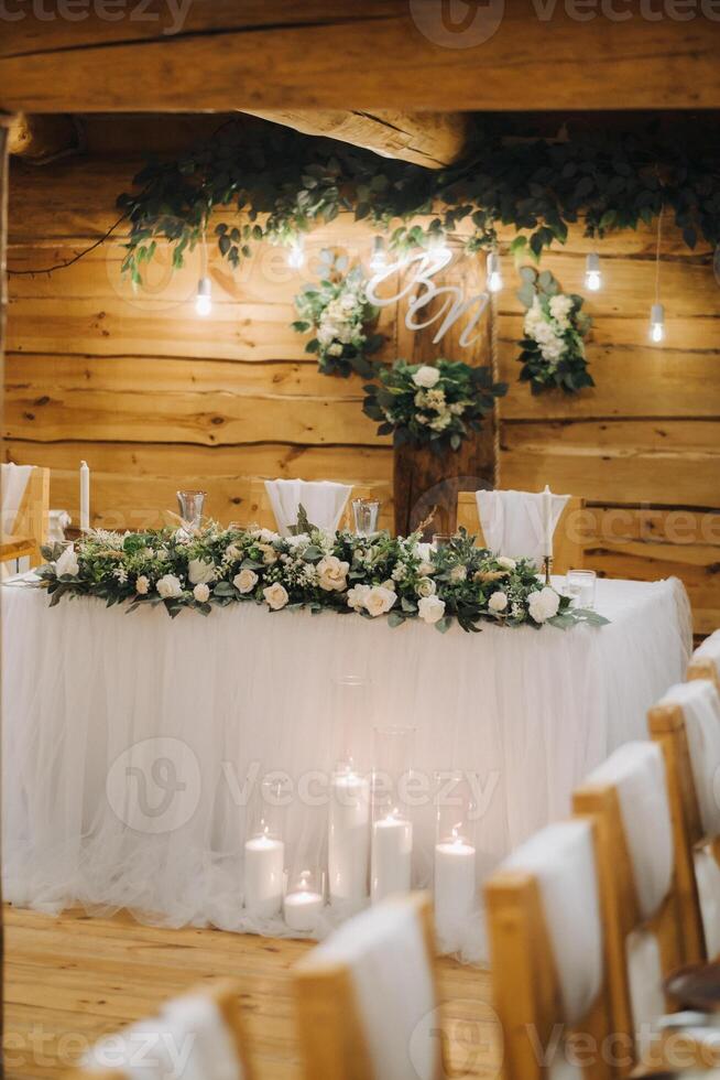 hermosa mesa ajuste con floral decoración para el día festivo. Boda decoración foto