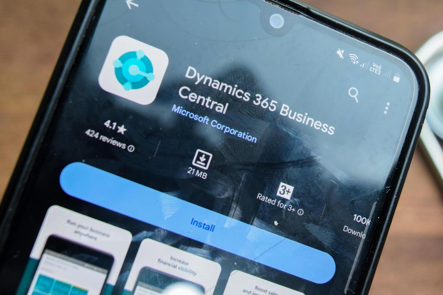 dinámica 365 negocio central solicitud en teléfono inteligente pantalla. dinámica 365 es un freeware web navegador desarrollado por microsoft corporación. bekasi, Indonesia, febrero 21, 2024 foto
