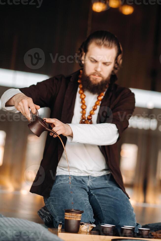The tea master is preparing to hold a tea ceremony in the interior photo