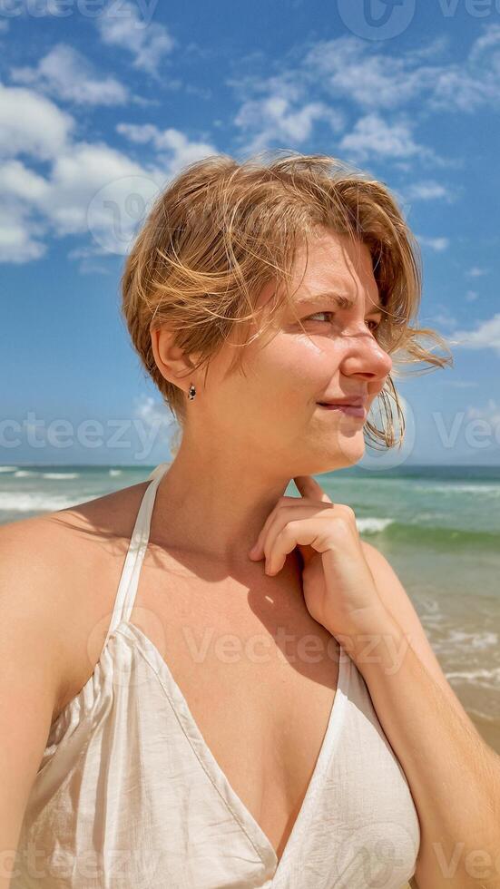 sereno mujer en playa, verano reflexiones foto