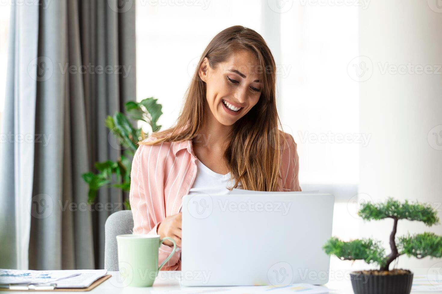 enfocado negocio mujer utilizando ordenador portátil a hogar, mirando a pantalla, charlando, leyendo o escritura correo electrónico, sentado en sofá, hembra estudiante haciendo tarea, trabajando en investigación proyecto en línea foto