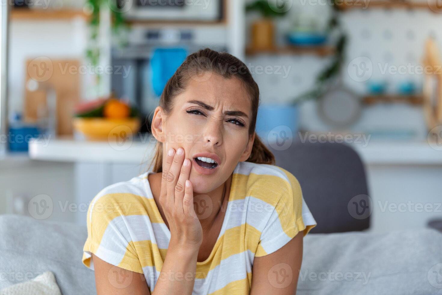 retrato de infeliz joven mujer sufrimiento desde dolor de muelas a hogar. cuidado de la salud, dental salud y problema concepto. foto