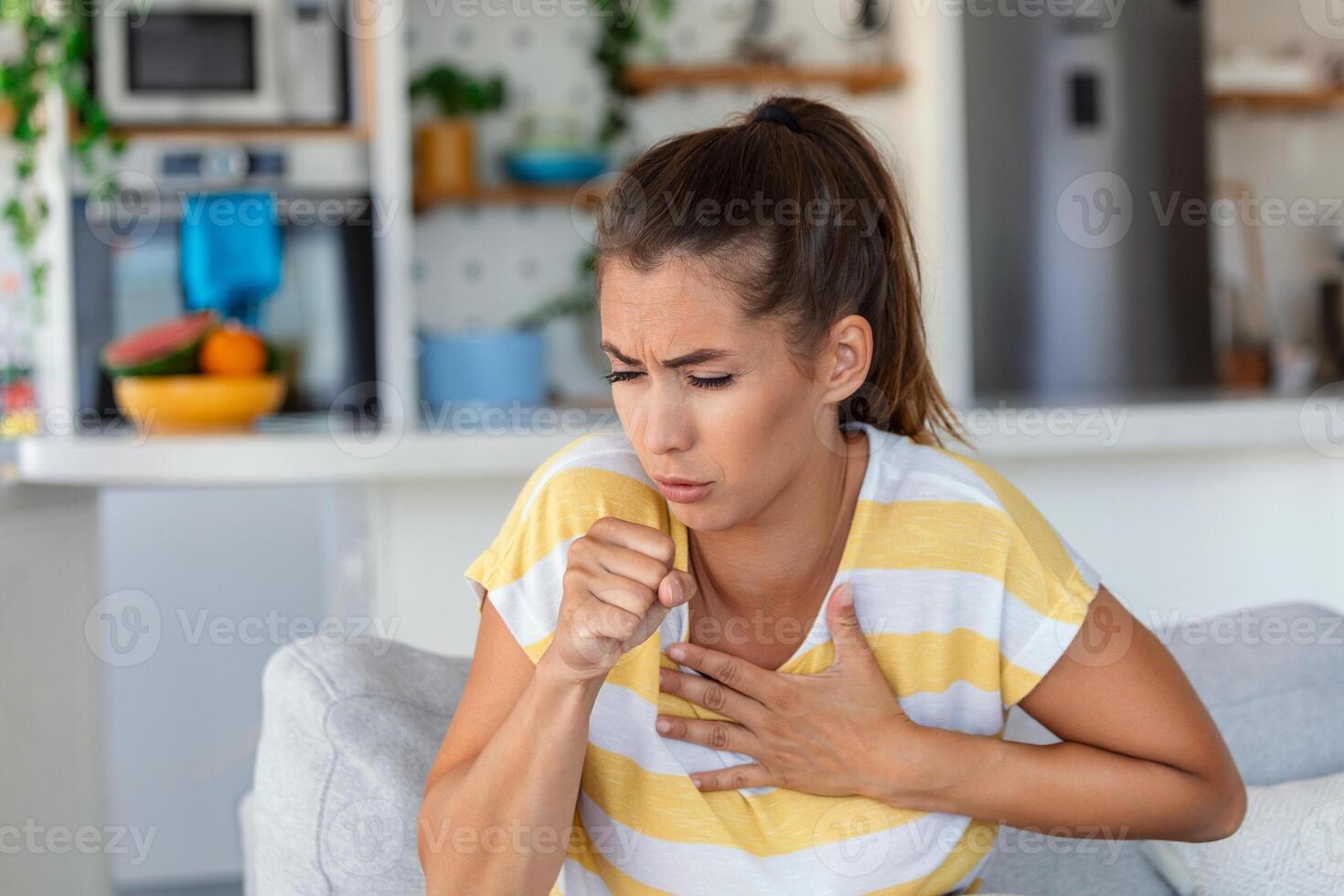 respiración, respiratorio problema, asma ataque, presión, cofre dolor, Dom ataque, mareo concepto. retrato de mujer recibido golpe de calor en caliente verano clima, conmovedor su frente foto