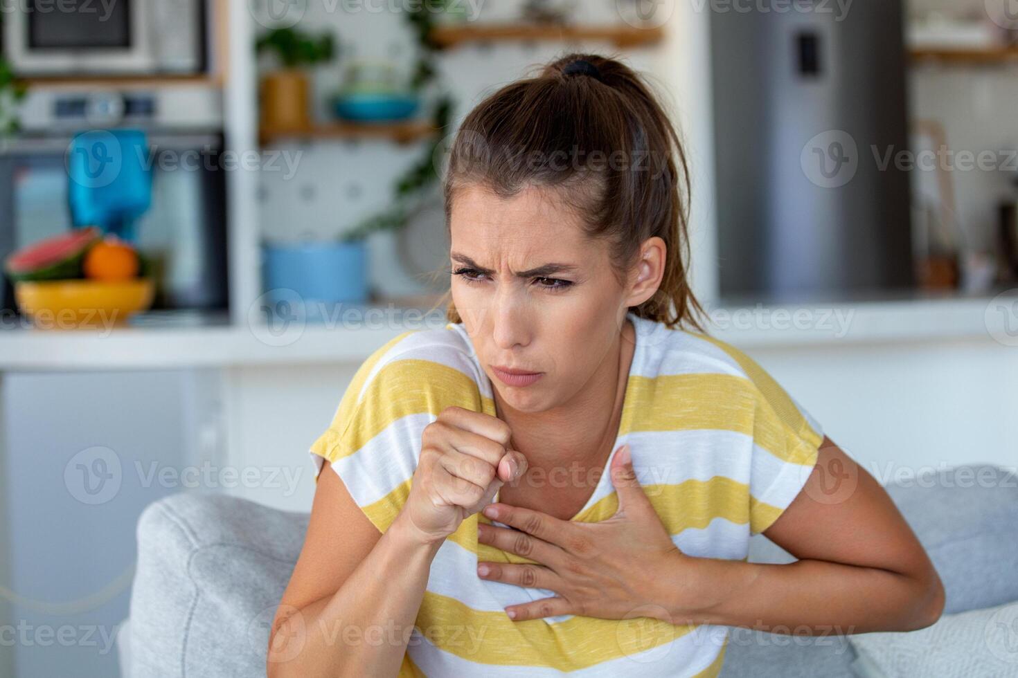 respiración, respiratorio problema, asma ataque, presión, cofre dolor, Dom ataque, mareo concepto. retrato de mujer recibido golpe de calor en caliente verano clima, conmovedor su frente foto