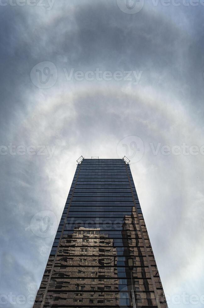 retrato Disparo de alto edificio con un solar aureola parhelio detrás foto