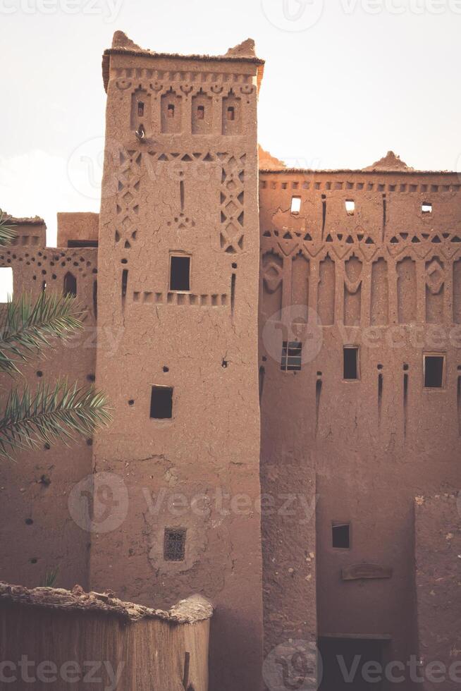 espera benhaddou es un fortificado ciudad, o ksar, a lo largo el ex caravana ruta Entre el Sáhara y marrakech en Marruecos. foto