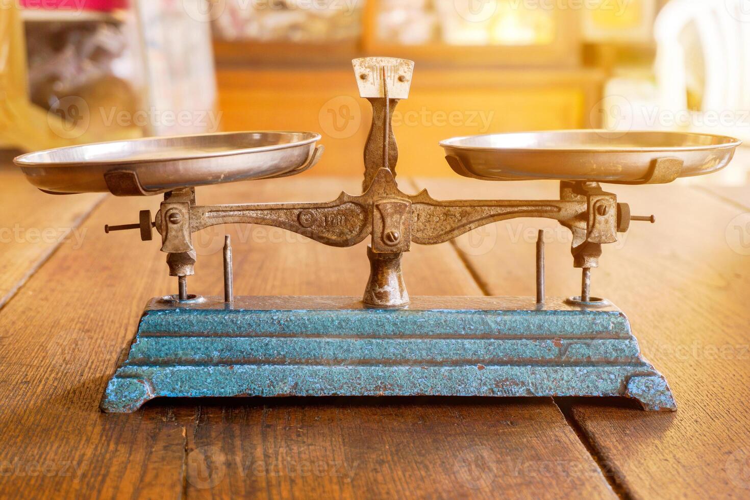 antiguo escamas con el peso equilibrar poner en de madera mesa en un chino hierbas tienda y Dom llamarada antecedentes. foto