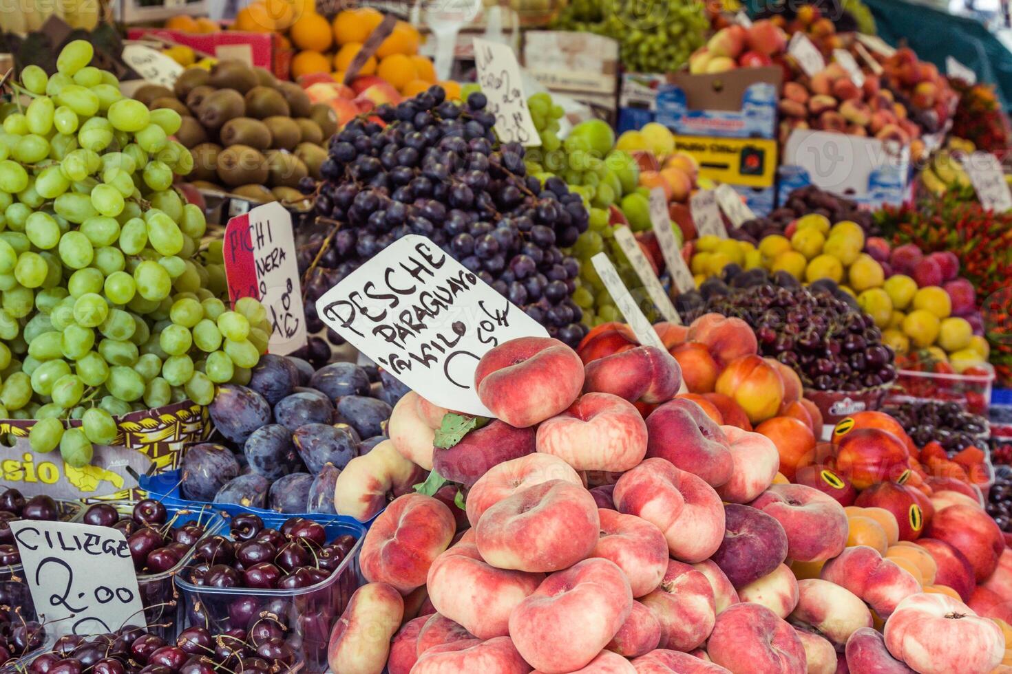 vistoso comestibles mercado en Venecia, Italia. al aire libre mercado puesto con frutas y vegetales. foto