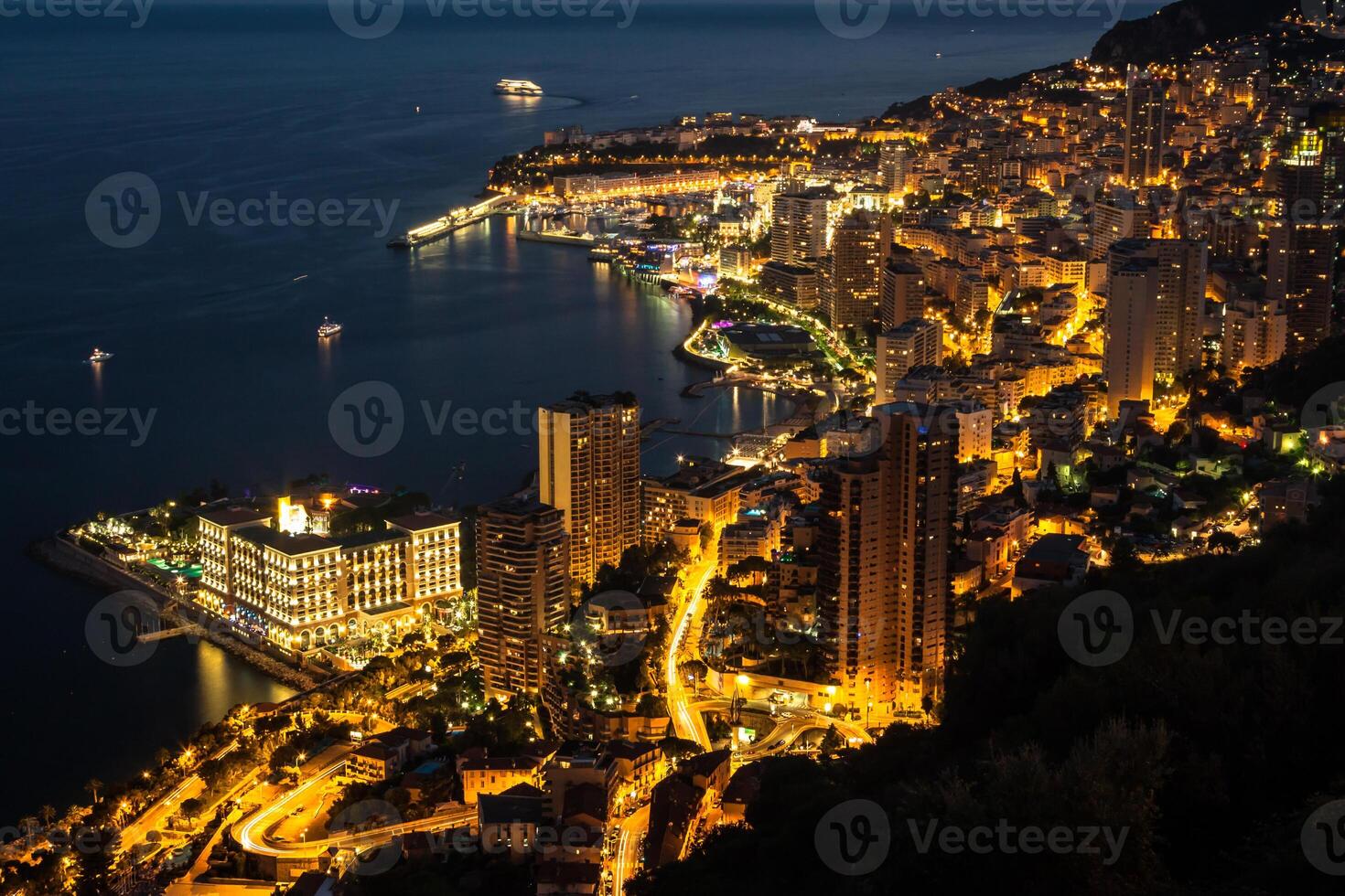 Monte Carlo en vista de Mónaco por la noche en la Costa Azul foto