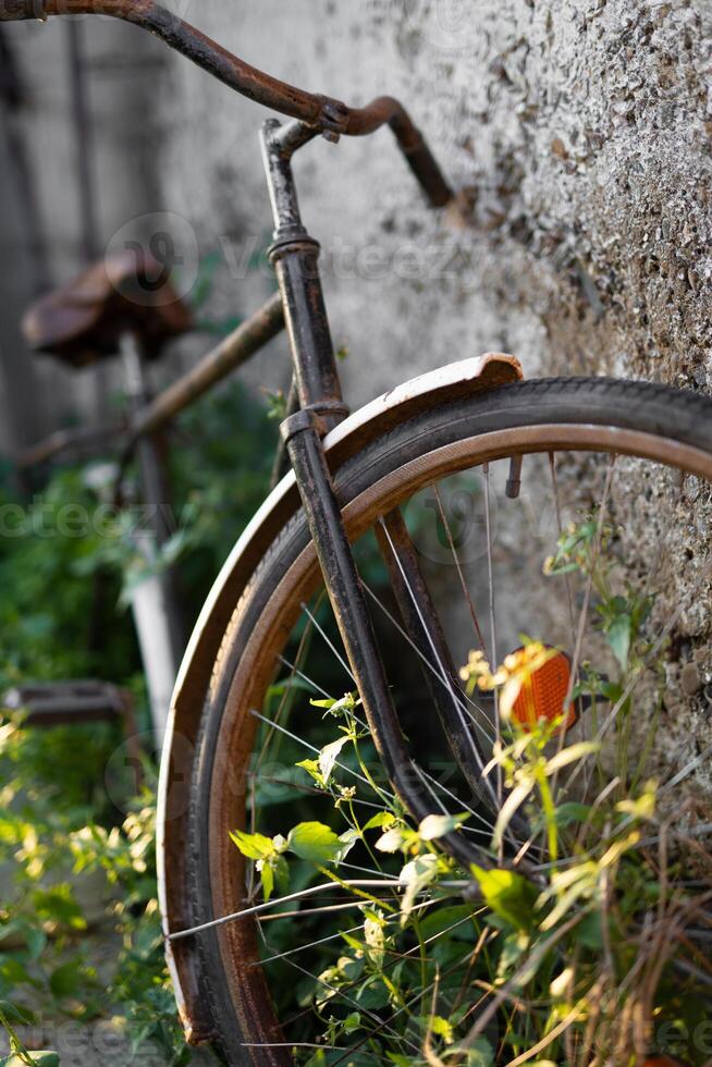 antiguo retro bicicleta en el patio interior cerca el cobertizo foto