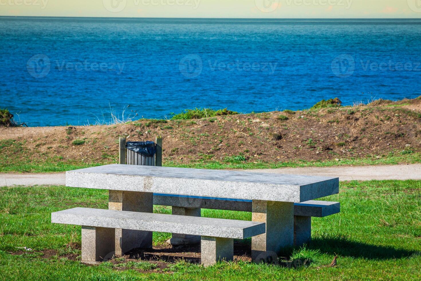 aislado sitio para meditaciones en el mar costa. en un banco foto