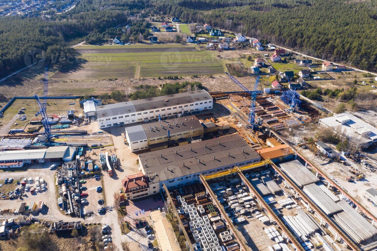 aéreo ver desde encima de industrial edificios, almacenes o fábrica almacenamientos o logístico empresa foto