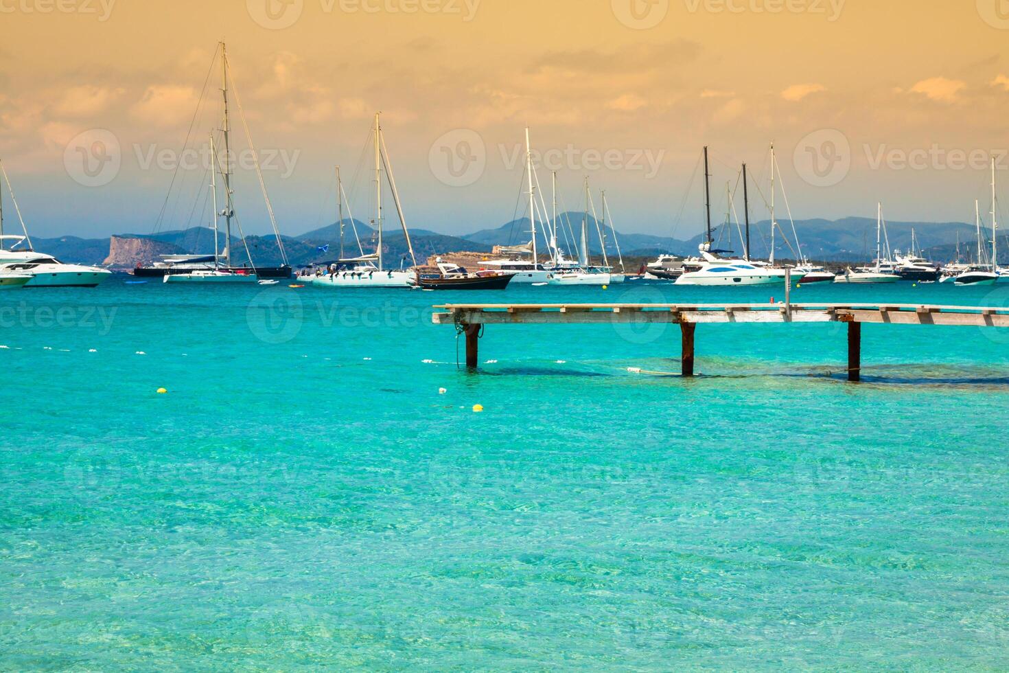 formentera tropical Mediterráneo mar de madera muelle en iletes playa balear islas foto