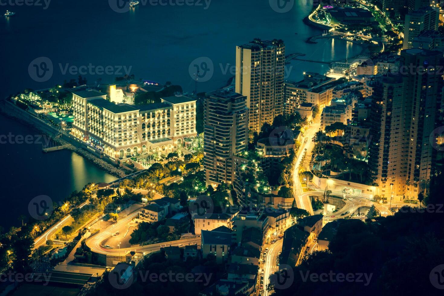 Monte Carlo en vista de Mónaco por la noche en la Costa Azul foto