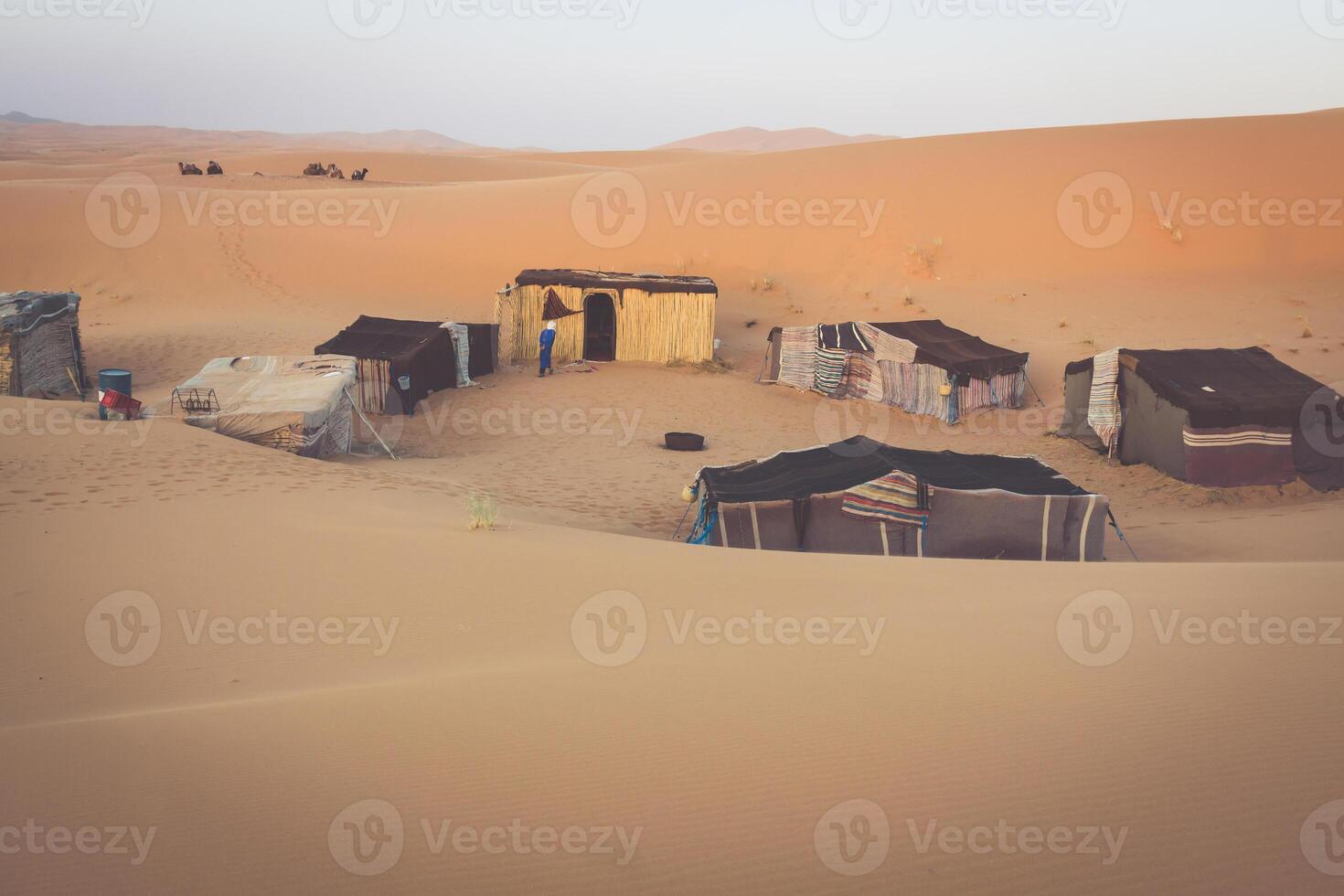 tienda acampar para turistas en arena dunas de ergio chebbi a amanecer, Marruecos foto