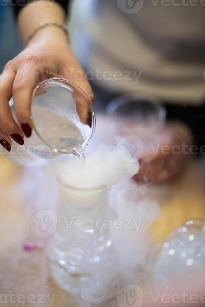 químico experimentos con seco hielo ese hace artificial fumar foto