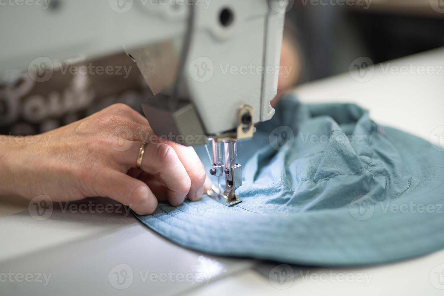 trabajadores en un industrial prenda fábrica coser ropa en de coser máquina foto