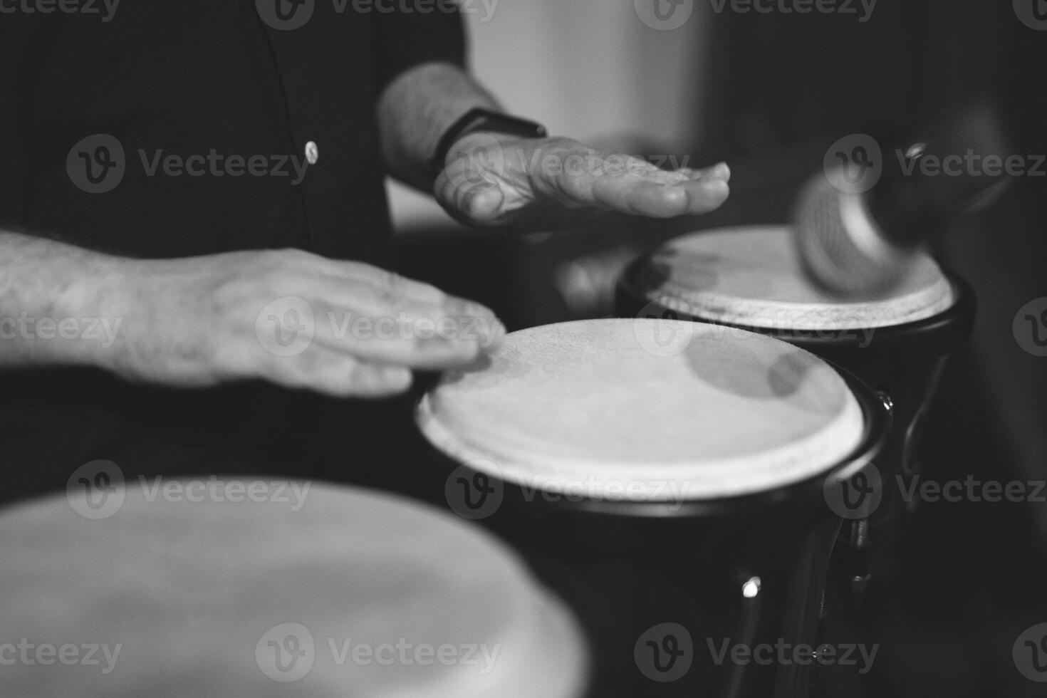 cerca arriba de un del baterista manos jugando un mano tambor foto