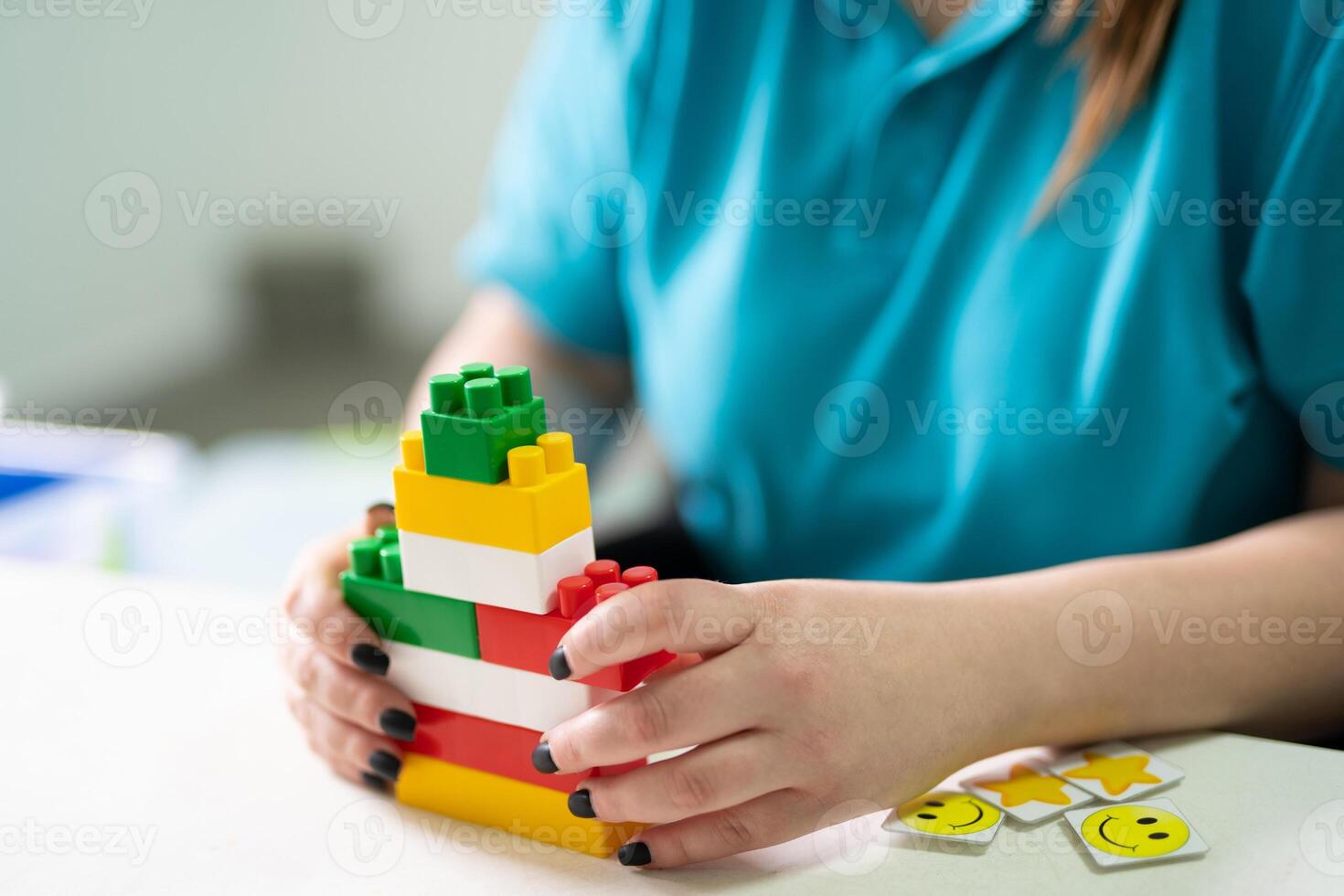 un pequeño niño obras de teatro con un constructor mientras edificio foto