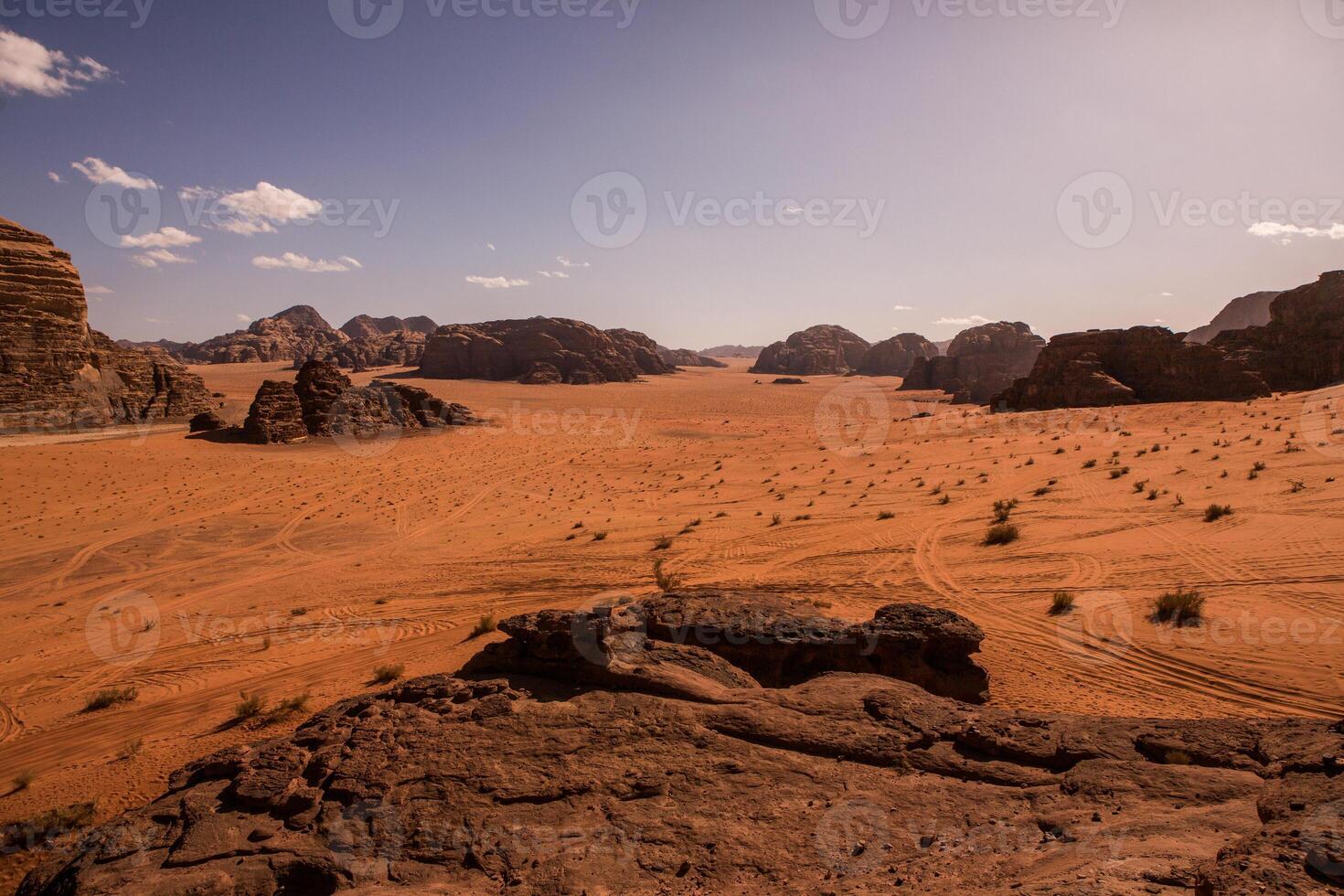 cauce Ron Desierto en Jordán. en el puesta de sol. panorama de hermosa arena modelo en el duna. Desierto paisaje en Jordán. foto