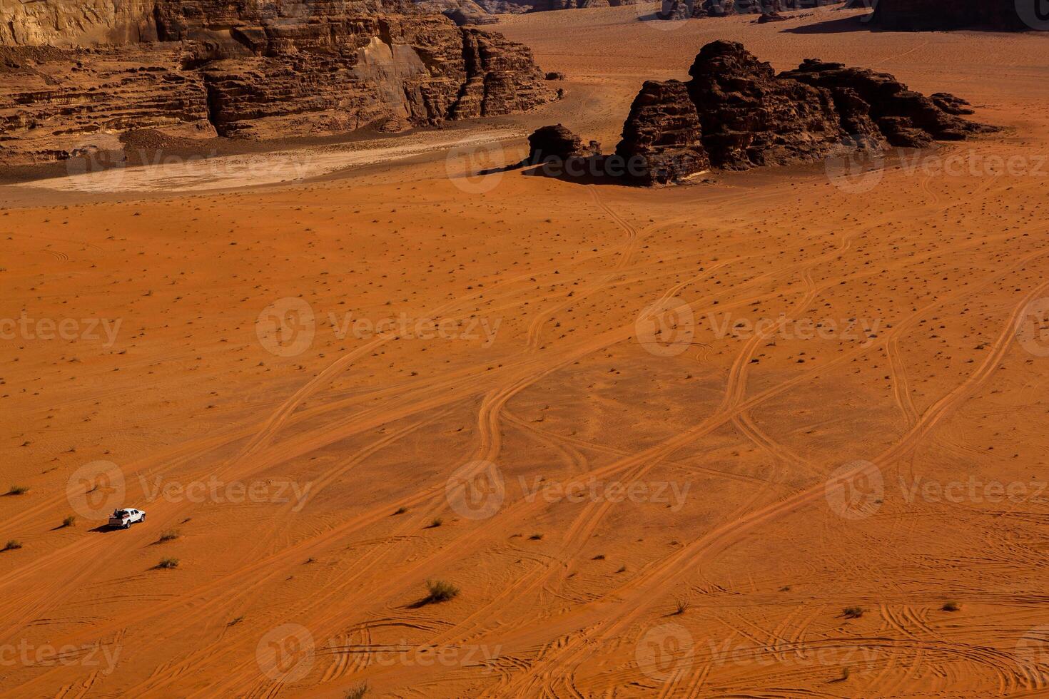 cauce Ron Desierto en Jordán. en el puesta de sol. panorama de hermosa arena modelo en el duna. Desierto paisaje en Jordán. foto