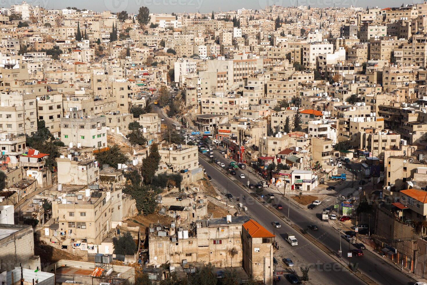 aéreo ver de amman ciudad el capital de Jordán. ciudad bohordo de ammán foto