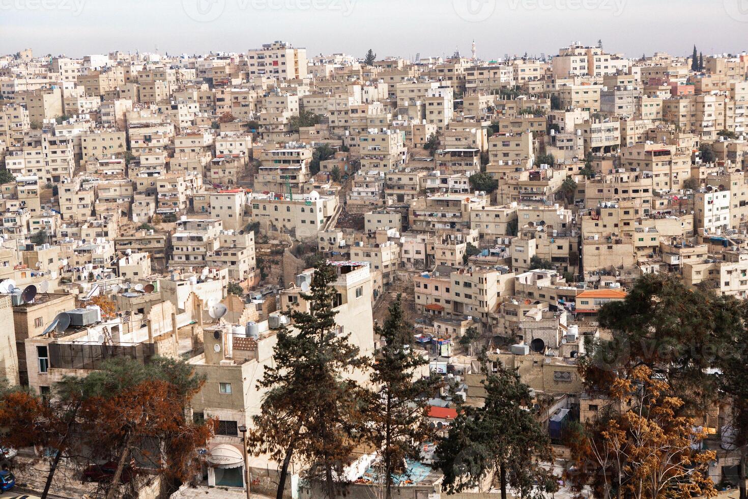 aéreo ver de amman ciudad el capital de Jordán. ciudad bohordo de ammán foto