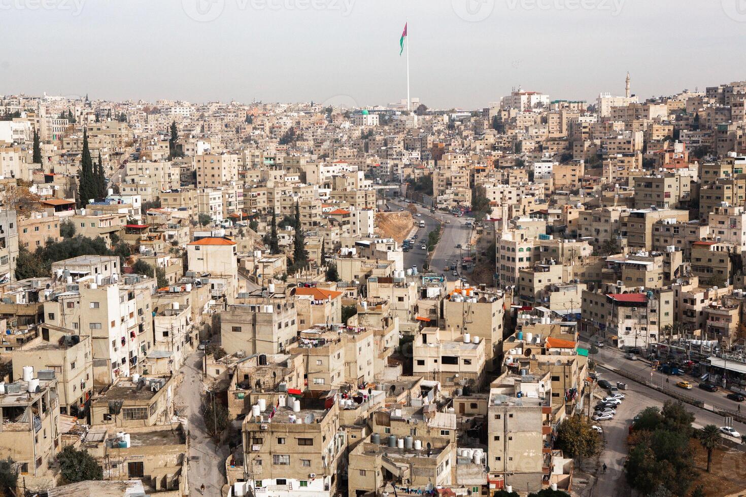 aéreo ver de amman ciudad el capital de Jordán. ciudad bohordo de ammán foto