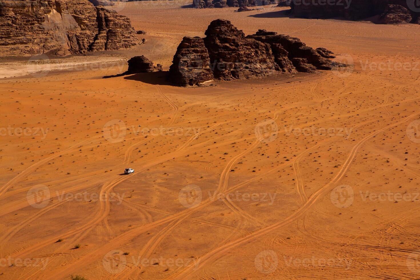 cauce Ron Desierto en Jordán. en el puesta de sol. panorama de hermosa arena modelo en el duna. Desierto paisaje en Jordán. foto