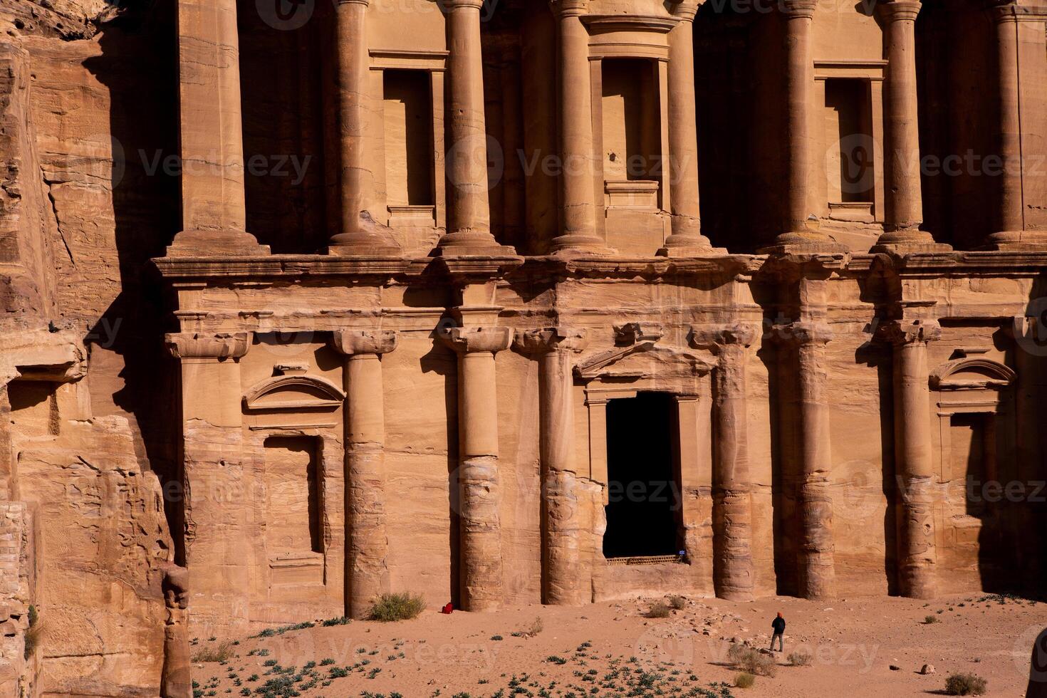 belleza de rocas y antiguo arquitectura en petra, Jordán. antiguo templo en petra, Jordán. foto