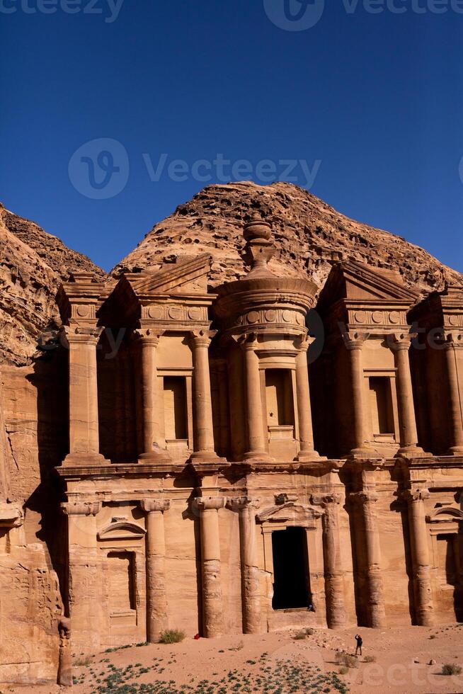 belleza de rocas y antiguo arquitectura en petra, Jordán. antiguo templo en petra, Jordán. foto