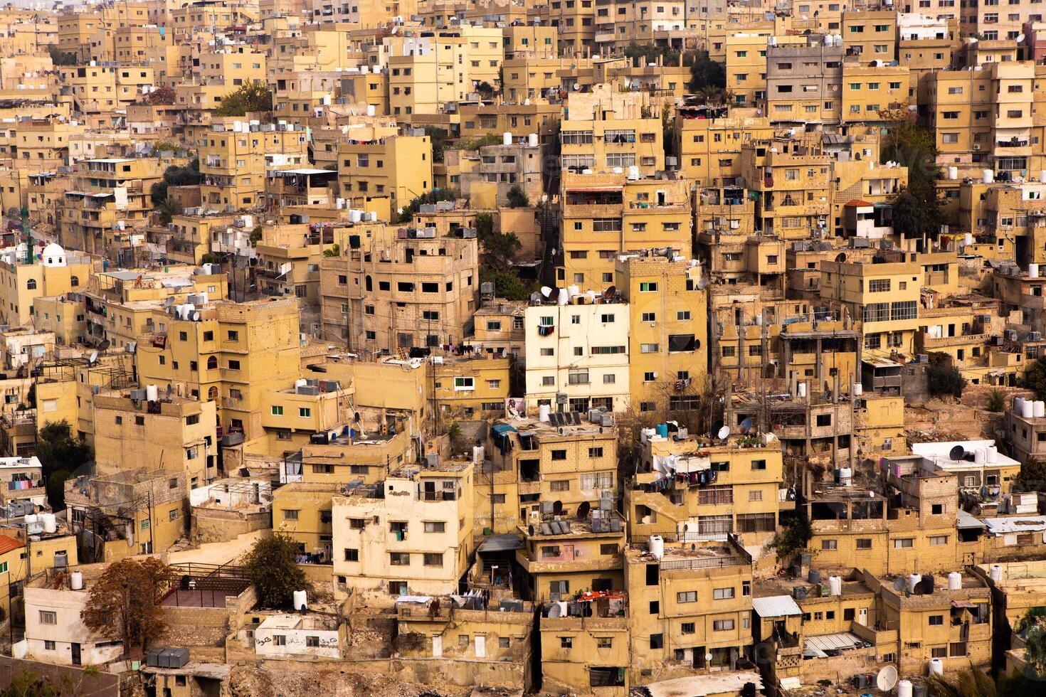 aéreo ver de amman ciudad el capital de Jordán. ciudad bohordo de ammán foto