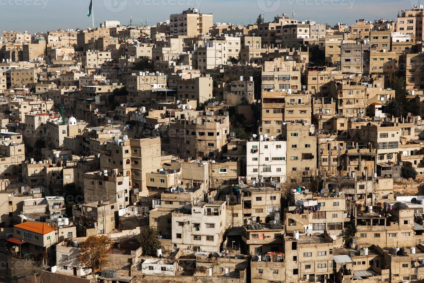 aéreo ver de amman ciudad el capital de Jordán. ciudad bohordo de ammán foto