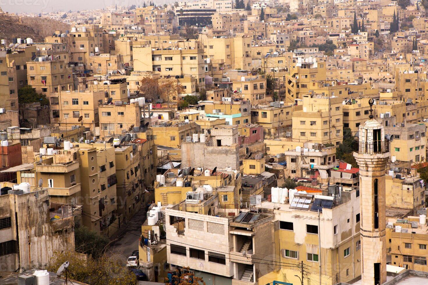 aéreo ver de amman ciudad el capital de Jordán. ciudad bohordo de ammán foto