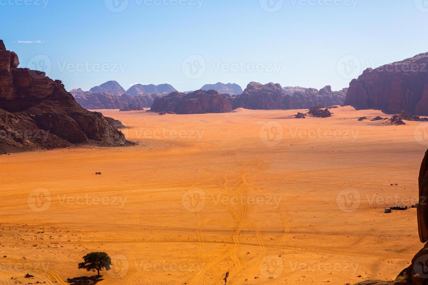 cauce Ron Desierto en Jordán. en el puesta de sol. panorama de hermosa arena modelo en el duna. Desierto paisaje en Jordán. foto