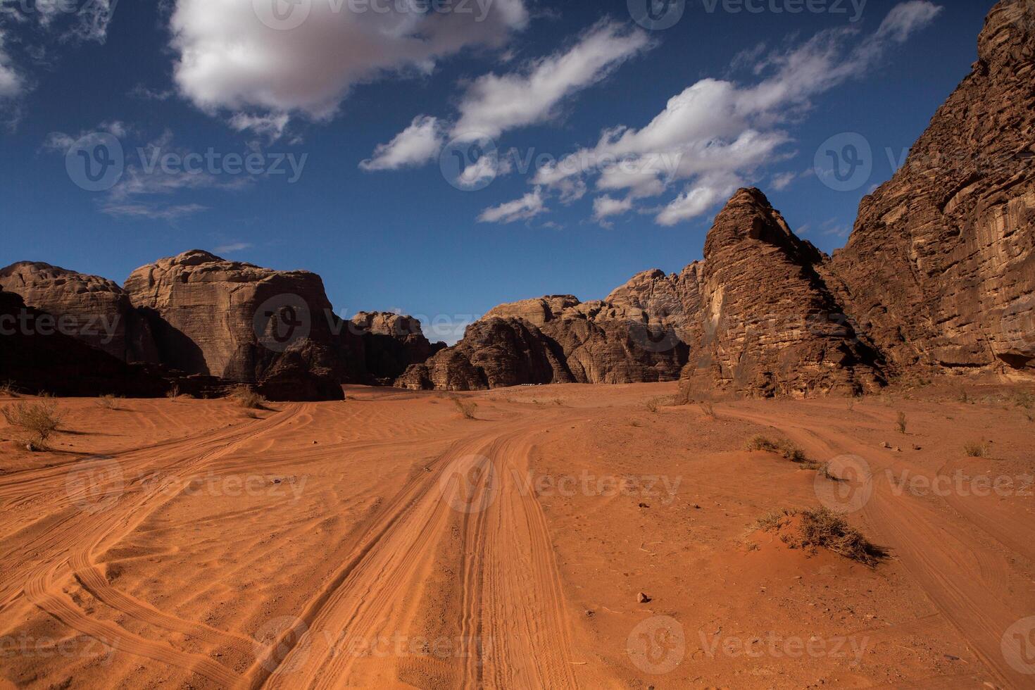 cauce Ron Desierto en Jordán. en el puesta de sol. panorama de hermosa arena modelo en el duna. Desierto paisaje en Jordán. foto