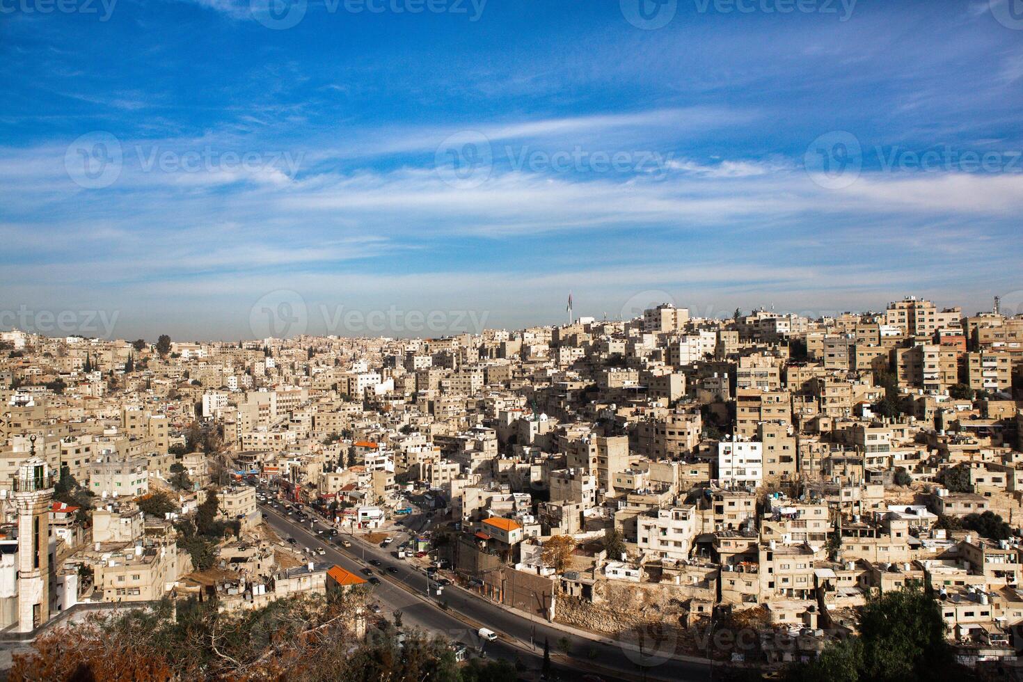 aéreo ver de amman ciudad el capital de Jordán. ciudad bohordo de ammán foto