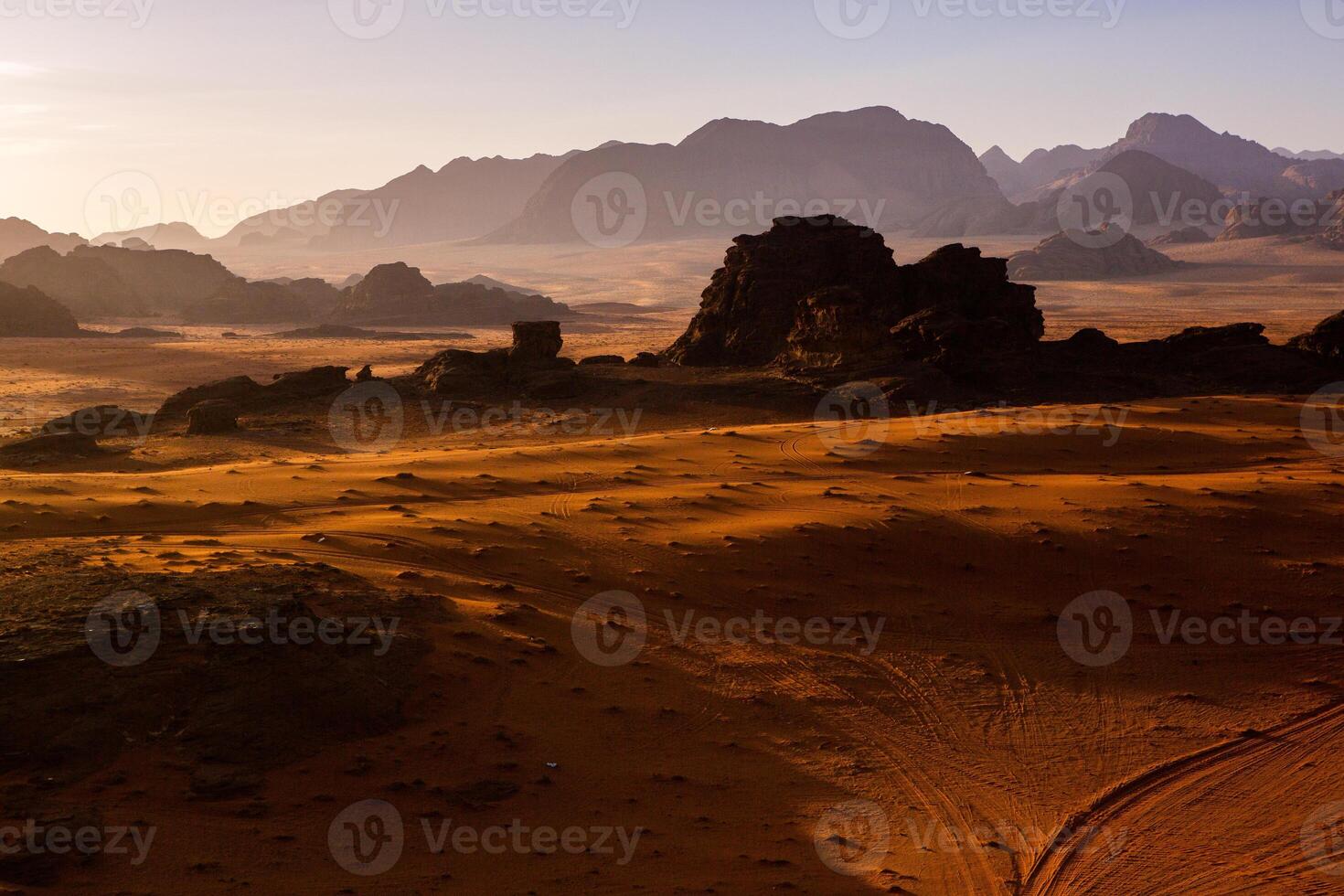 cauce Ron Desierto en Jordán. en el puesta de sol. panorama de hermosa arena modelo en el duna. Desierto paisaje en Jordán. foto