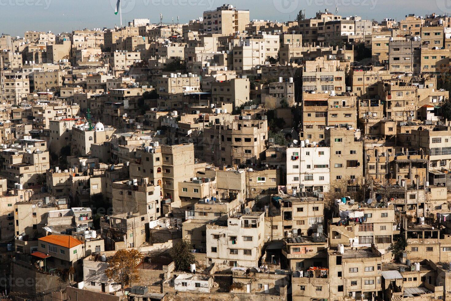 aéreo ver de amman ciudad el capital de Jordán. ciudad bohordo de ammán foto