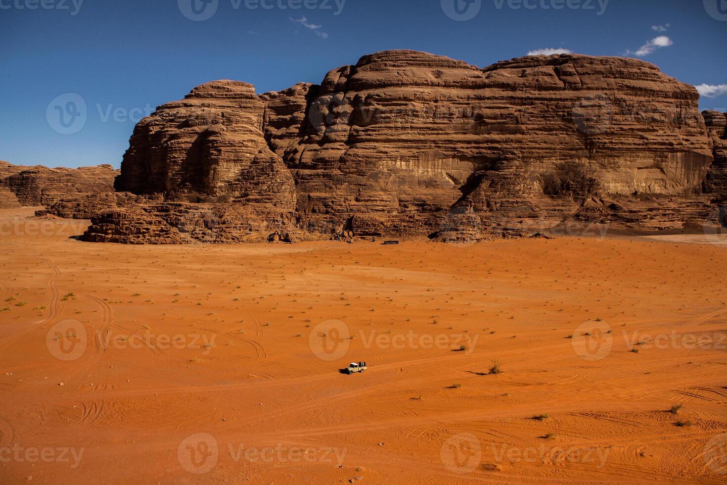 cauce Ron Desierto en Jordán. en el puesta de sol. panorama de hermosa arena modelo en el duna. Desierto paisaje en Jordán. foto