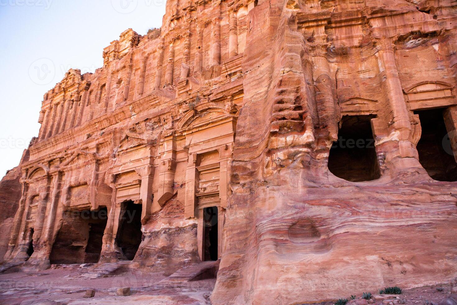 belleza de rocas y antiguo arquitectura en petra, Jordán. antiguo templo en petra, Jordán. foto