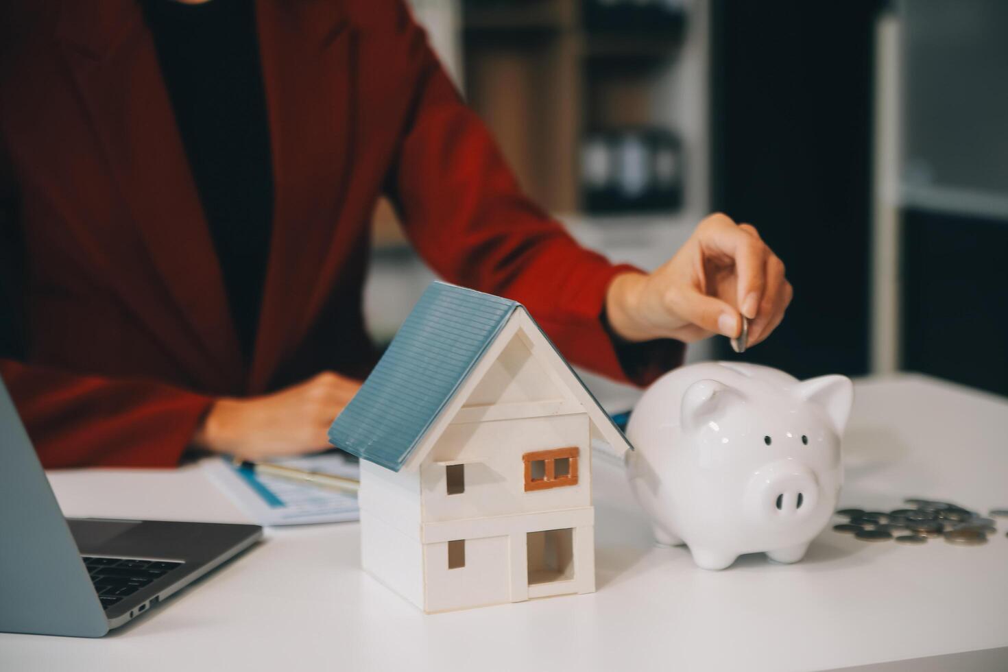 mujer de negocios salvar dinero en cerdito banco y objetivo y logro gráfico grafico y flechas fondos préstamos y inversión ganancias concepto de ahorro para seguro, salud, educación, casa, auto, impuesto, préstamo foto