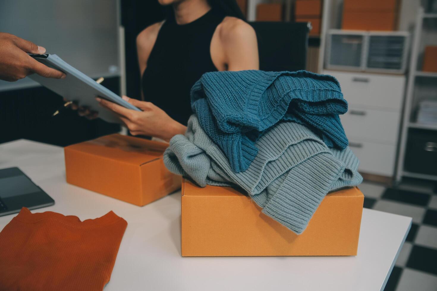 Moda blogger concepto, joven asiático mujer de venta ropa en vídeo streaming.startup pequeño negocio pequeño, utilizando teléfono inteligente o tableta tomando recibir y comprobación en hogar oficina foto