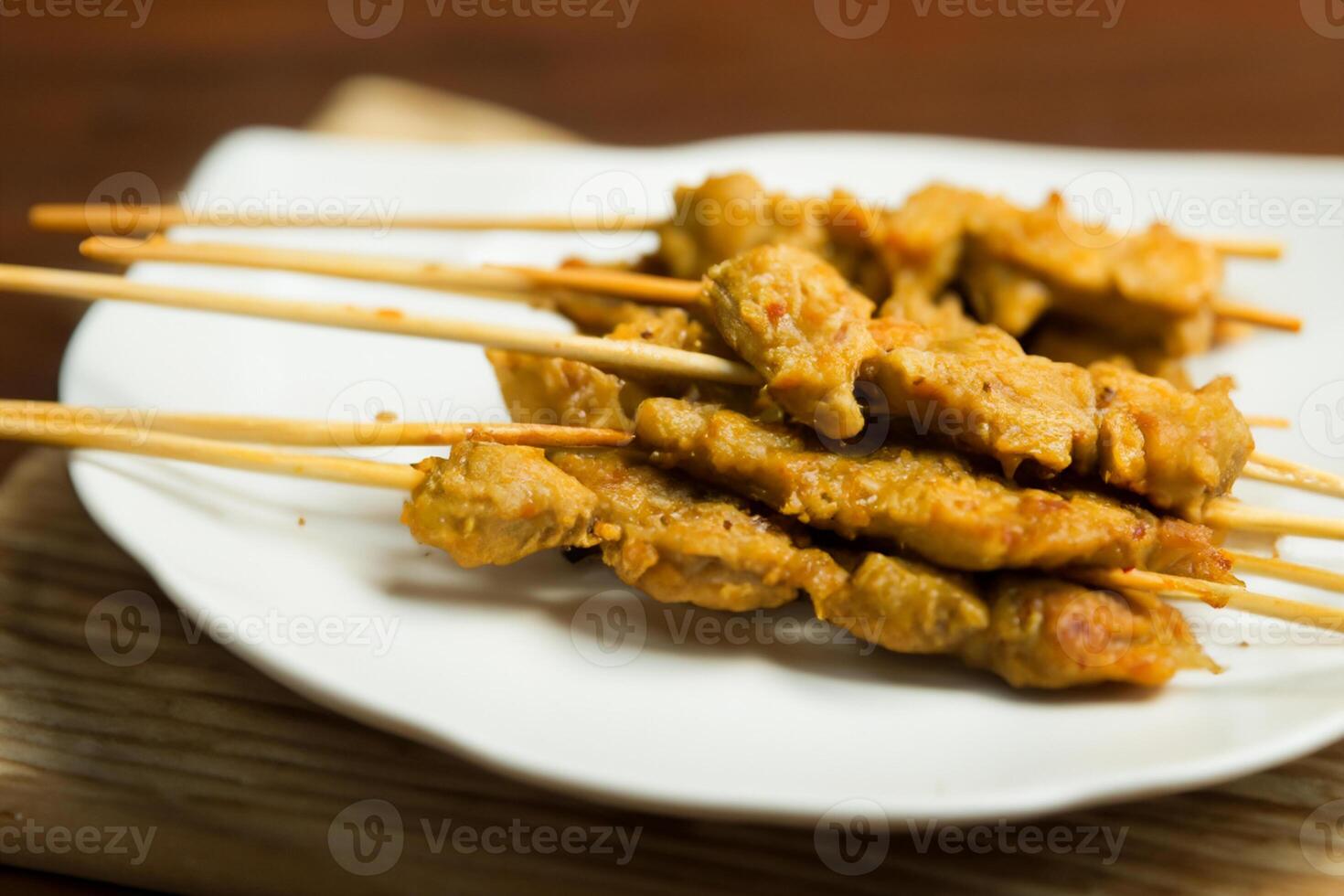 complacer en el belleza de hermosa satay, dónde brochetas de marinado deleite son a la parrilla a dorado perfección, ofrecimiento un sinfonía de sabor en cada morder, un culinario arte a saborear foto