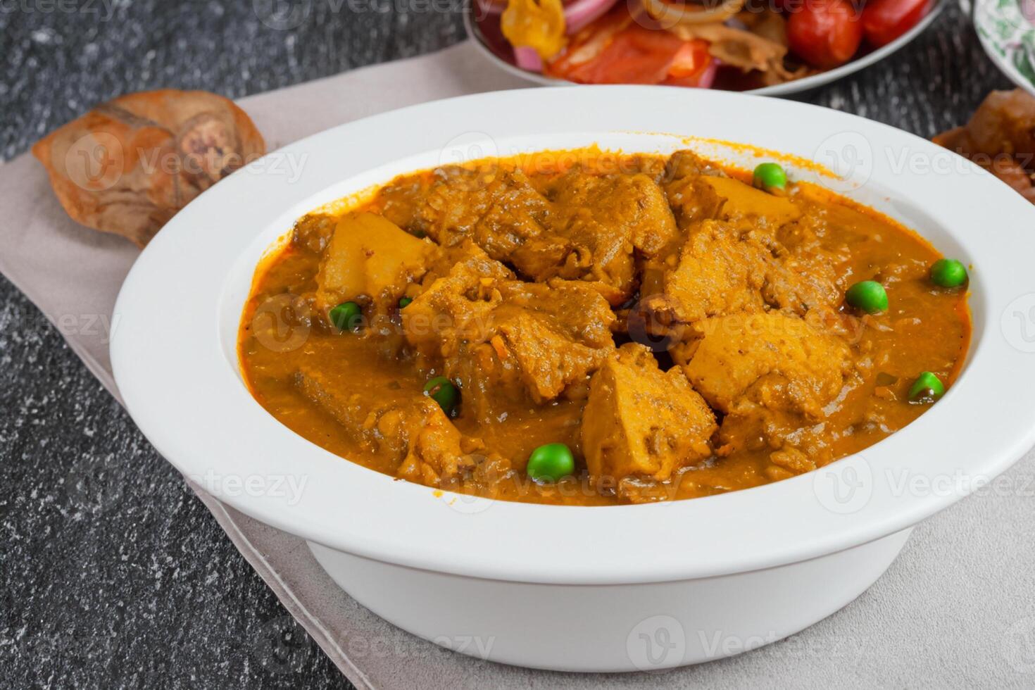 saborear el Exquisito Cordero o carne de vaca curry rendang, Listo a ser disfruté en eid al adha, capturar el esencia de celebracion en un Perfecto foto, exhibiendo culinario maestría y festivo indulgencia foto