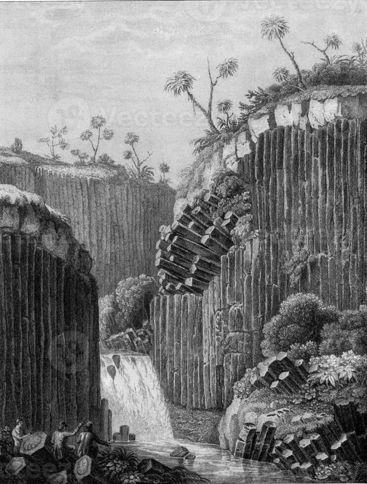 basalto columnas de el cascada Delaware regla en México, Clásico grabado. foto