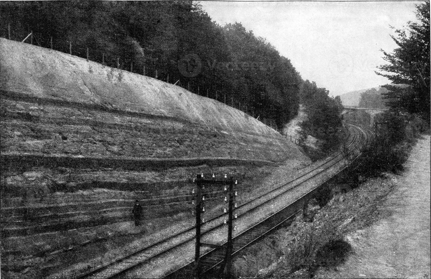 ferrocarril zanja teniendo expuesto un pequeño sección en perfil mediante carbonífero rocas con varios pequeño estratificaciones, Clásico grabado. foto